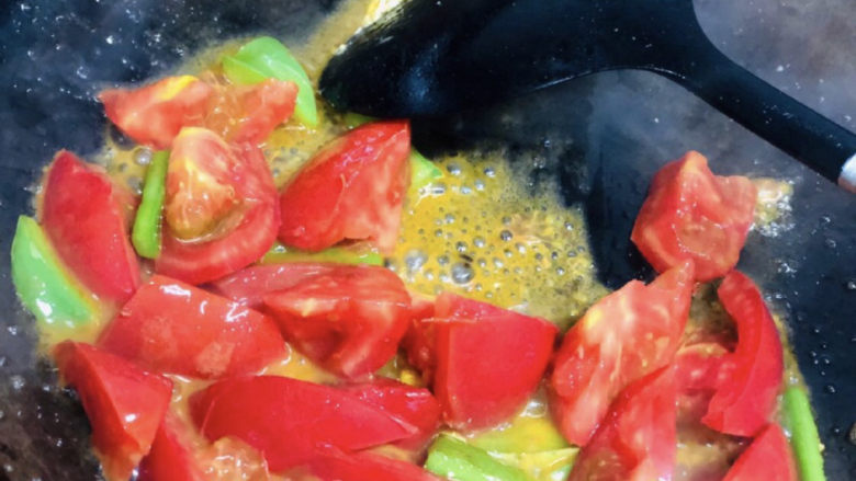 西红柿鸡蛋拌面,下入番茄和青椒，加适量盐和少许<a style='color:red;display:inline-block;' href='/shicai/ 10588'>糖</a>，翻炒半分钟。