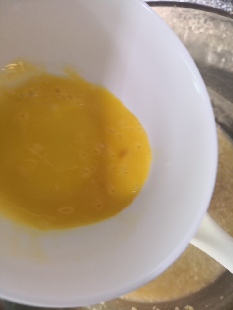 鸡蛋小米粥,加入蛋黄液