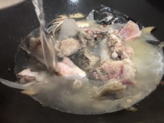 豆腐鱼头汤,加入适量的水盖盖煮八分钟左右（根据个人爱好加）