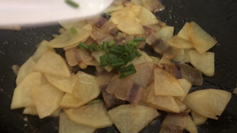 腊肉土豆片,加入葱花翻炒一下起锅