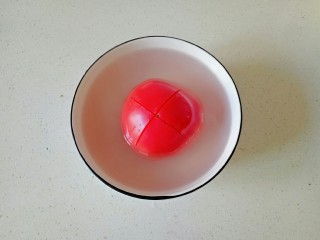 西红柿面疙瘩,西红柿放入碗中，加入开水烫1分钟，去皮