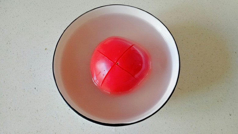 西红柿面疙瘩,西红柿放入碗中，加入开水烫1分钟，去皮