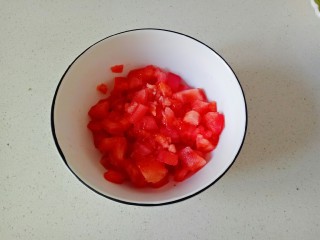 西红柿面疙瘩,西红柿切碎