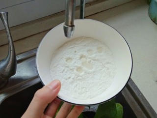 西红柿面疙瘩,水龙头开关开最小，成一滴一滴水流，碗中放入面粉，放在水龙头下，用筷子不停的搅拌