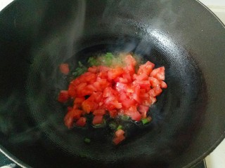 西红柿面疙瘩,加入西红柿碎翻炒出汤汁
