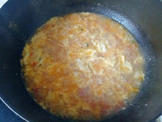 西红柿面疙瘩,中小火再次煮开，淋入鸡蛋液