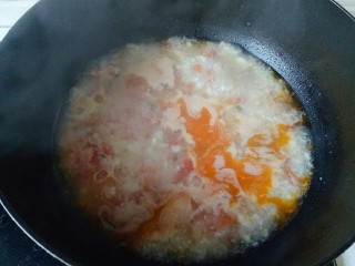 西红柿面疙瘩,加入2碗清水，大火煮开，倒入小碎疙瘩