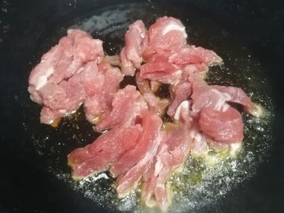 小炒黄牛肉,开火加热锅倒入油，倒入牛肉丝翻炒至六分熟。