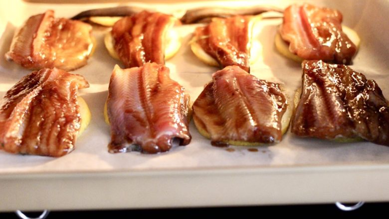 日式柠香烤鳗鱼,烤箱200度提前预热，把放鳗鱼的烤盘放到烤箱中层，200度上下火先烤10分钟。