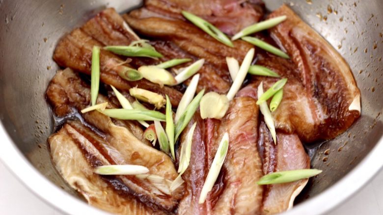 日式柠香烤鳗鱼,撒上葱姜丝拌匀腌制1小时。