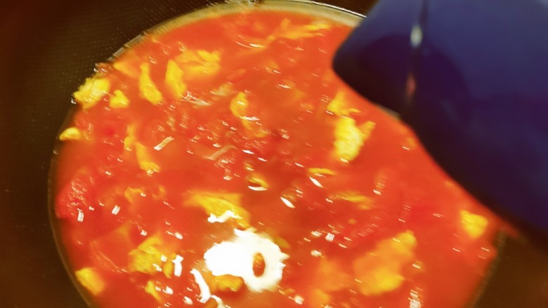 西红柿鸡蛋拌面,倒入足够量的清水煮开。