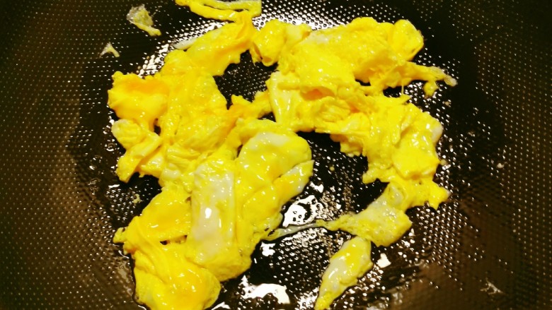 西红柿鸡蛋拌面,起油锅放入食用油，放入鸡蛋液，炒成大块。