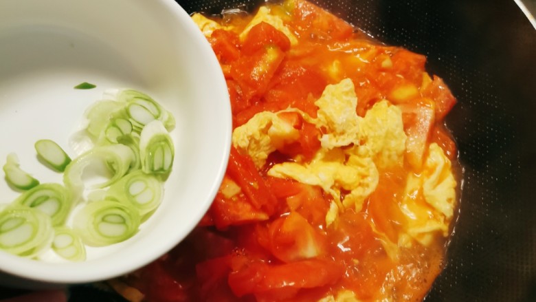 西红柿鸡蛋拌面,放入葱片增香。