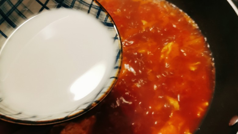 西红柿鸡蛋拌面,倒入水淀粉增稠。