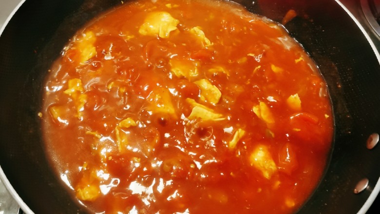 西红柿鸡蛋拌面,翻拌均匀，汤汁浓稠明亮，关火出锅。