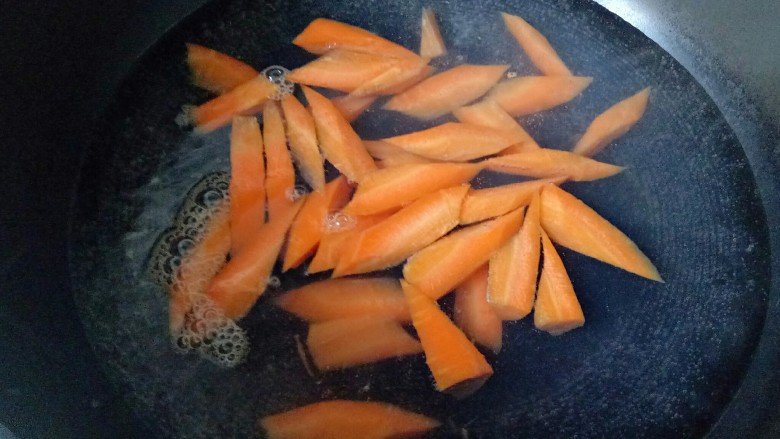 黄瓜炒虾仁,锅中加入适量清水烧开，放入胡萝卜块焯水2分钟，沥干水份捞出备用