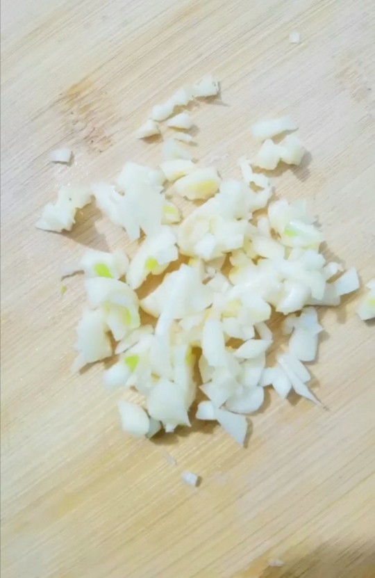 土豆丝炝芹菜,蒜切末备用