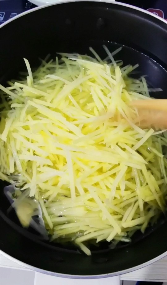 土豆丝炝芹菜,焯七成熟马上捞出