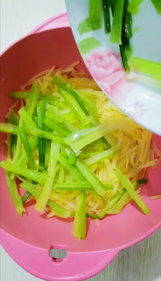 土豆丝炝芹菜,把焯好的芹菜丝和土豆丝放入盆里