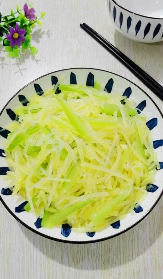 土豆丝炝芹菜