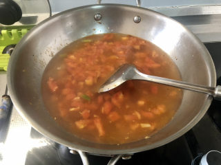 西红柿面疙瘩,加入适量热水，煮开，水量根据食用人数和喜好