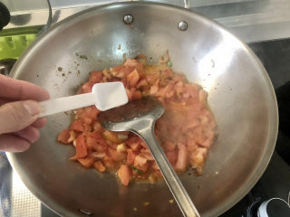 西红柿面疙瘩,加少许食盐，翻炒到番茄出汁