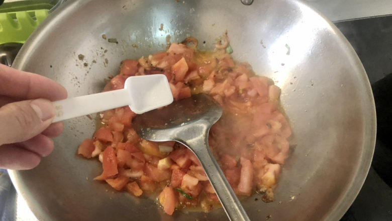 西红柿面疙瘩,加少许食盐，翻炒到番茄出汁