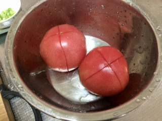 西红柿面疙瘩,番茄洗净，表面划十字花刀