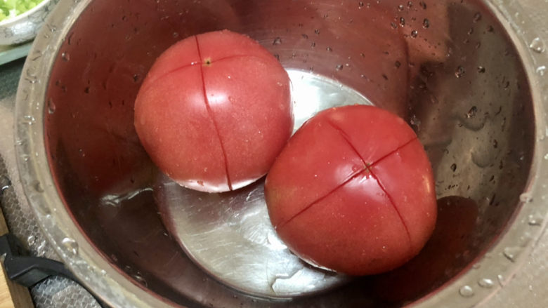 西红柿面疙瘩,番茄洗净，表面划十字花刀