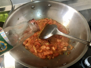 西红柿面疙瘩,如果喜欢番茄味更浓，可以加一汤匙番茄酱，翻炒均匀