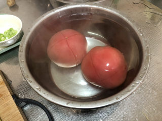 西红柿面疙瘩,加入开水没过番茄，烫三分钟左右，方便剥皮