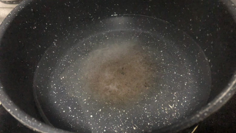 花胶鸽子金汤,准备好一锅水。