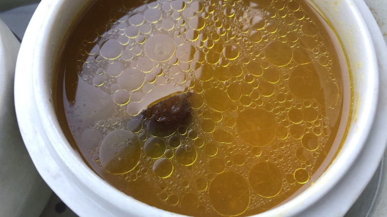 花胶鸽子金汤,把汤汁搅拌均匀，即成金汤。