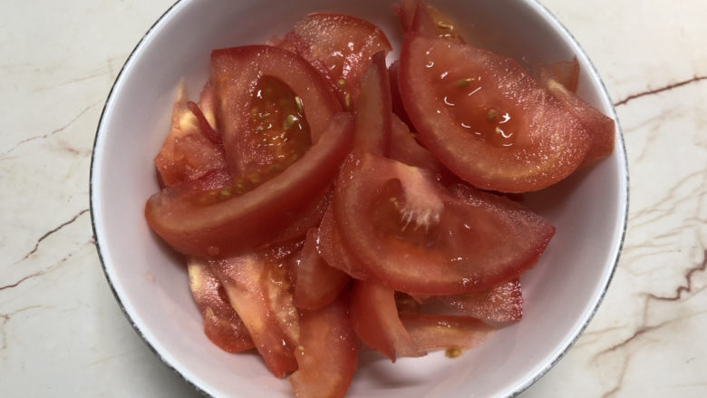 西红柿鸡蛋拌面,把西红柿切成片，尽量薄一点，炒起来快