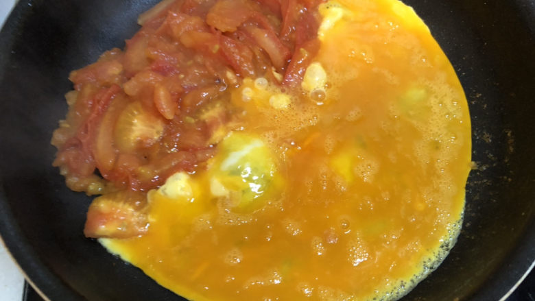 西红柿鸡蛋拌面,把西红柿推到一边，再加一点油，倒入鸡蛋液