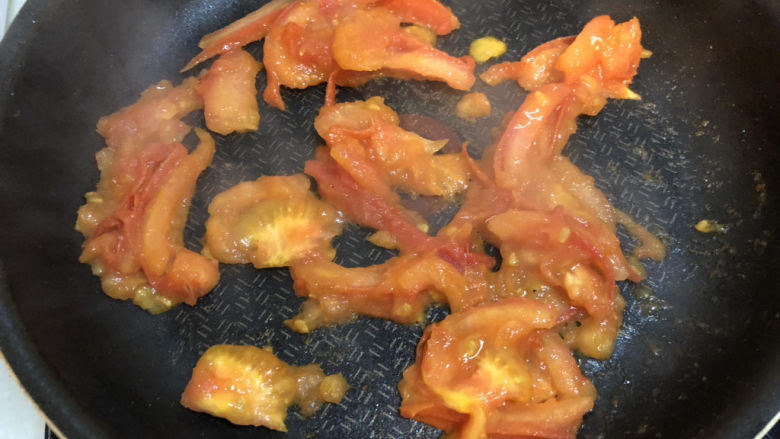 西红柿鸡蛋拌面,炒至变软，接近番茄酱的感觉