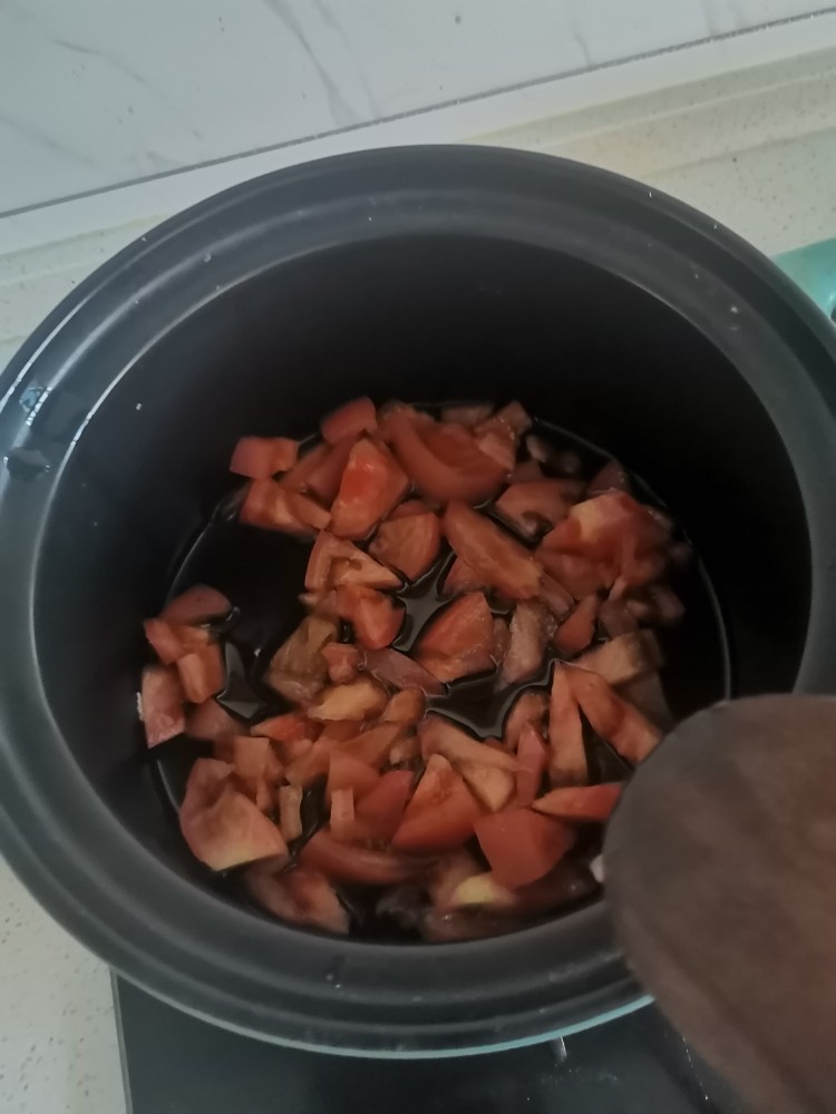 金针菇豆腐汤,起锅放底油加入柿子丁
