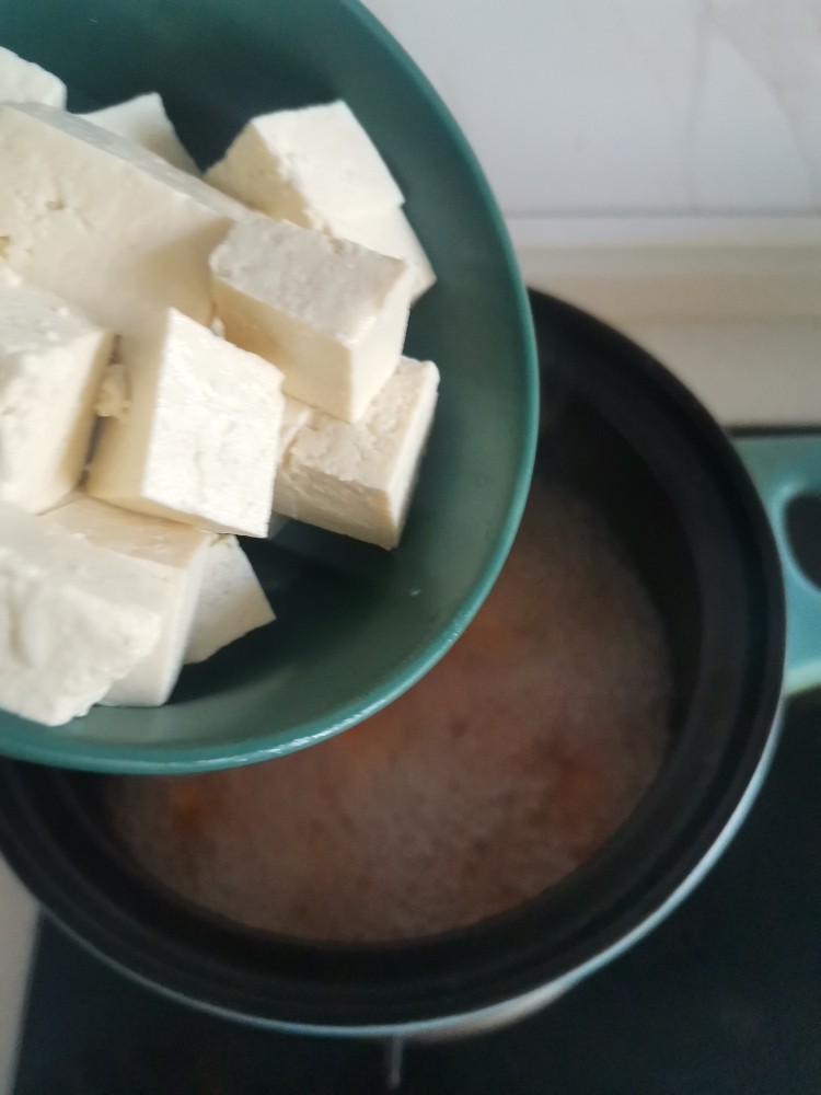 金针菇豆腐汤,水开后放豆腐