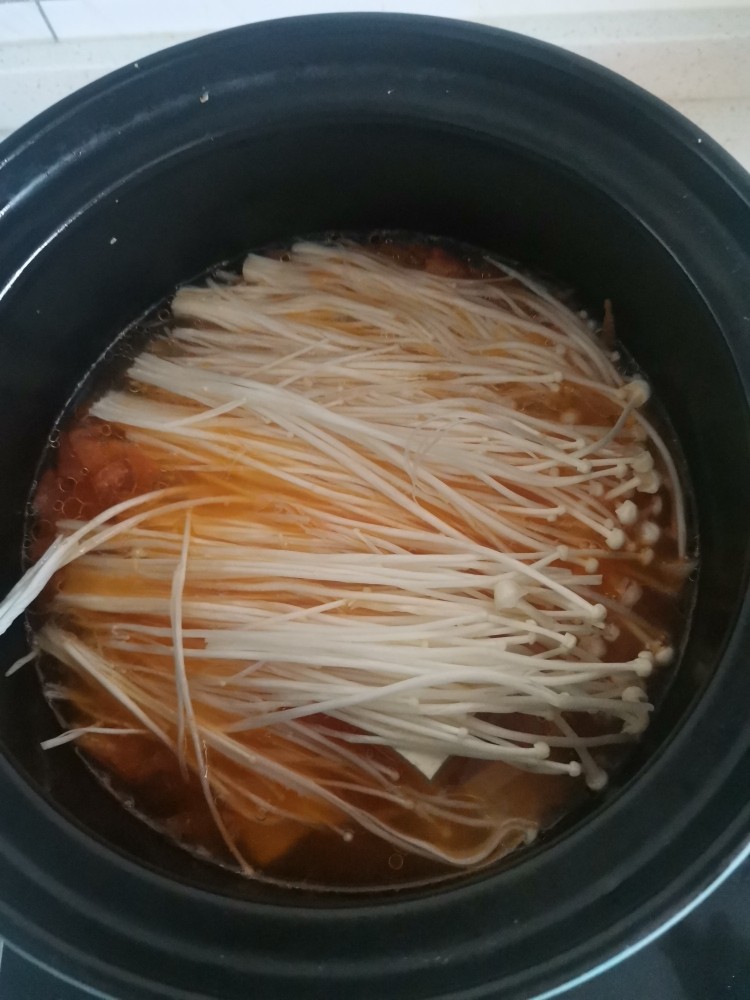金针菇豆腐汤,放入金针菇