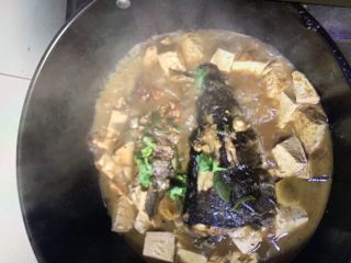 豆腐鱼头汤,放盐煮熟
