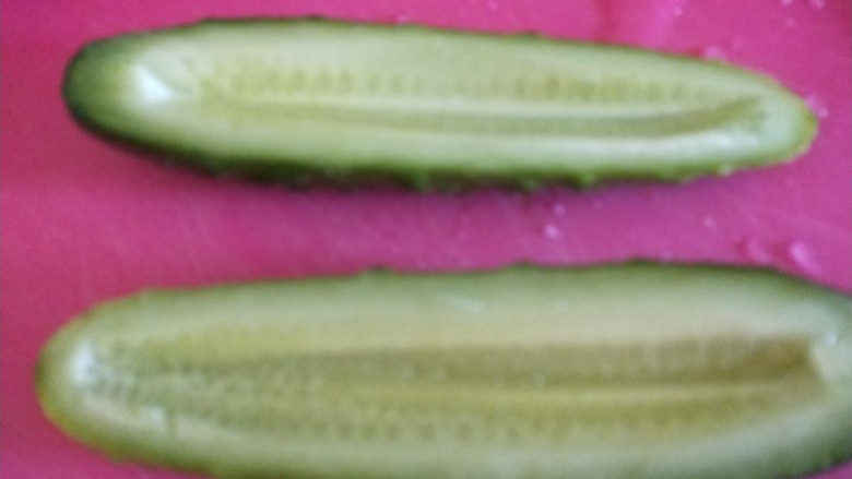 黄瓜炒虾仁,黄瓜切成两半去籽。
