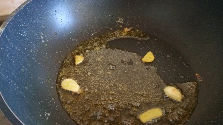 黄瓜炒虾仁,锅中留下底油。