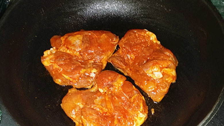  煎奥尔良鸡排,不粘锅烧热后倒入芥花油、放入鸡排、将鸡皮面朝下