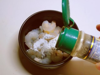 黄瓜炒虾仁,放入1克盐，淀粉和胡椒粉。