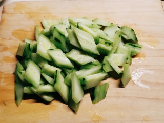 黄瓜炒虾仁,切片备用。