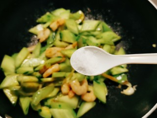 黄瓜炒虾仁,放入盐调整味道，翻炒均匀。