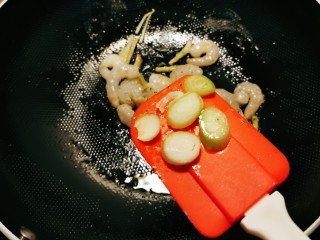 黄瓜炒虾仁,放入葱片增香。