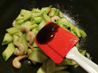 黄瓜炒虾仁,放入蚝油调味。