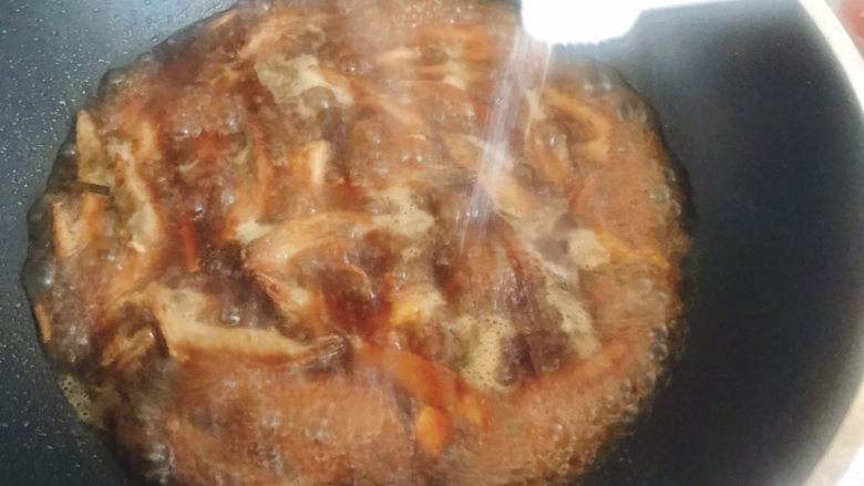 红烧鸡翅尖,加入适量的盐继续炖至汤汁收干