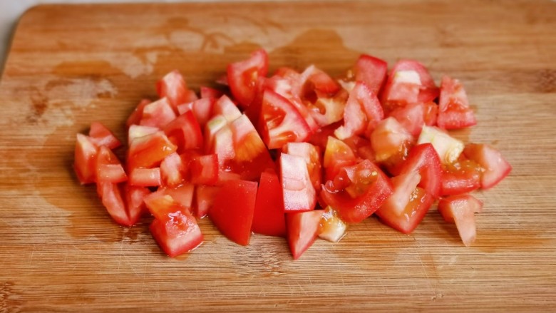 西红柿鸡蛋拌面,番茄洗净切小块。